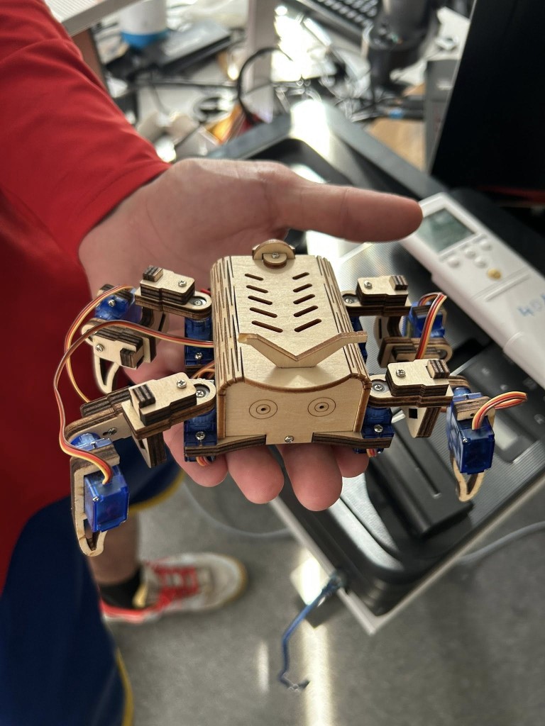 Hexapod pókrobot lézervágott fa vázzal